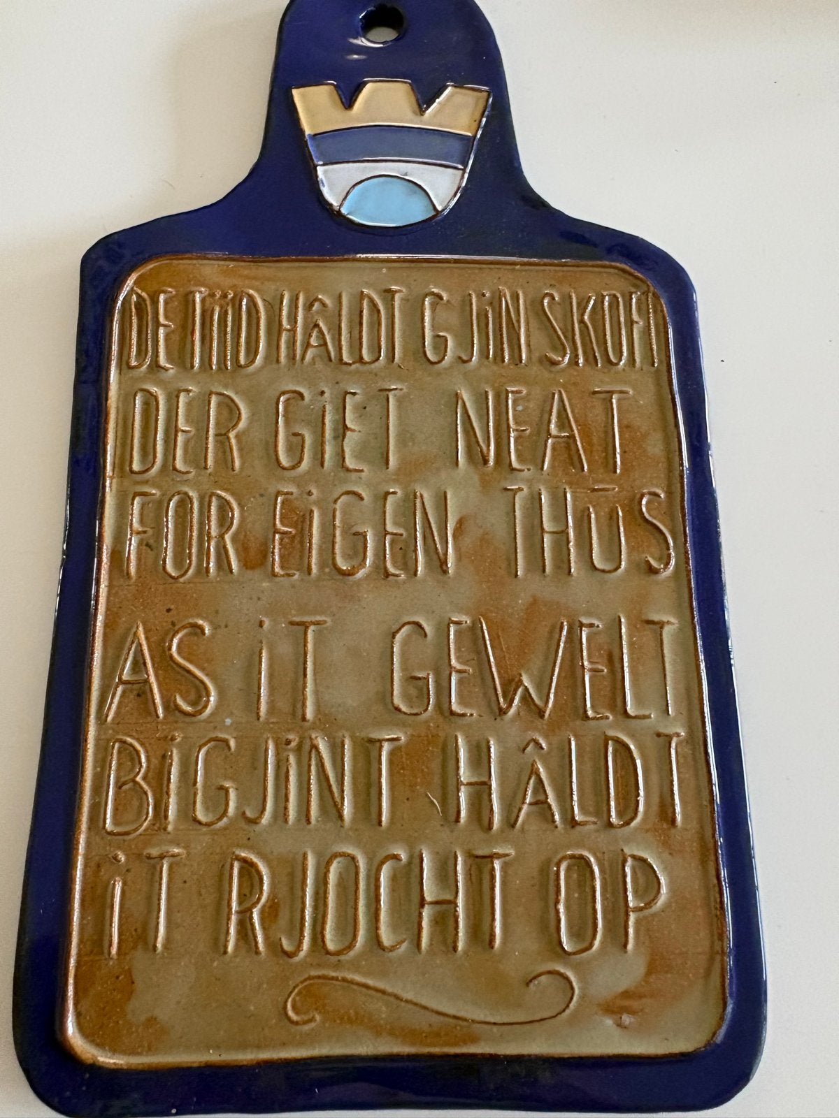 Blauw Wandbord met Friese Tekst, Henk Potters, Antiek en Kunst, Ophalen of Verzenden