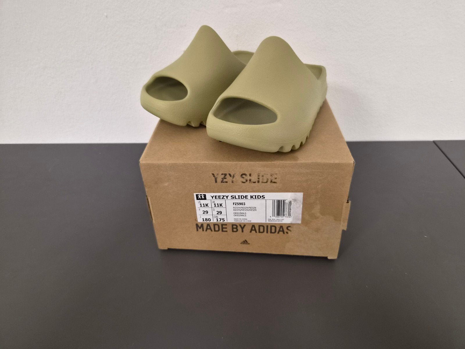 Yeezy Slide Kids FZ5903  Nieuw in doos - Maat 29, Kinderen en Baby's, Ophalen of Verzenden, Nieuw, Adidas, Jongen of Meisje