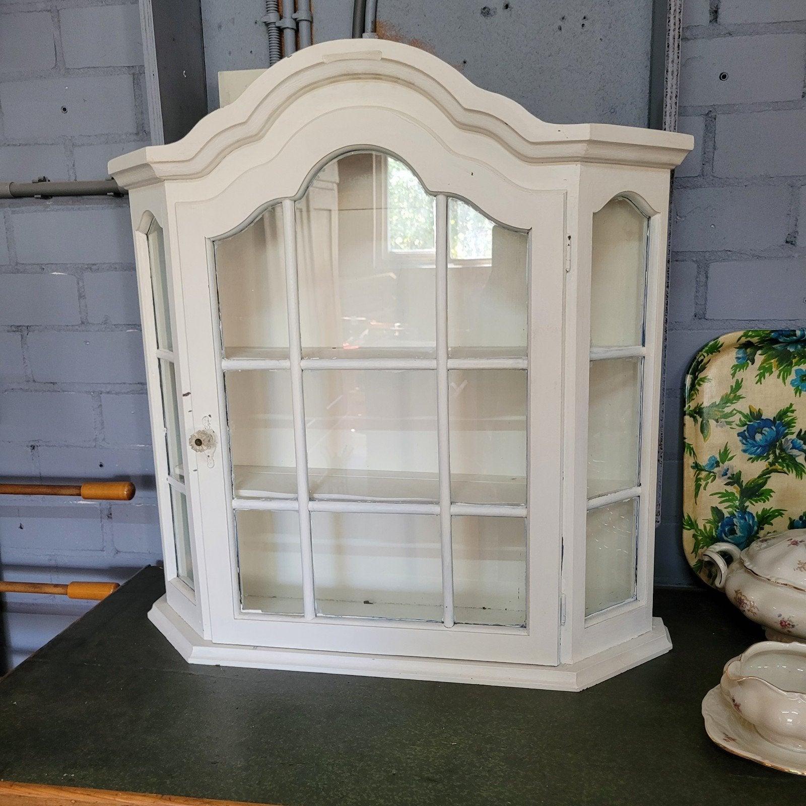 Brocante oude witte kleine hangkast vitrinekastje muurkastje, Ophalen