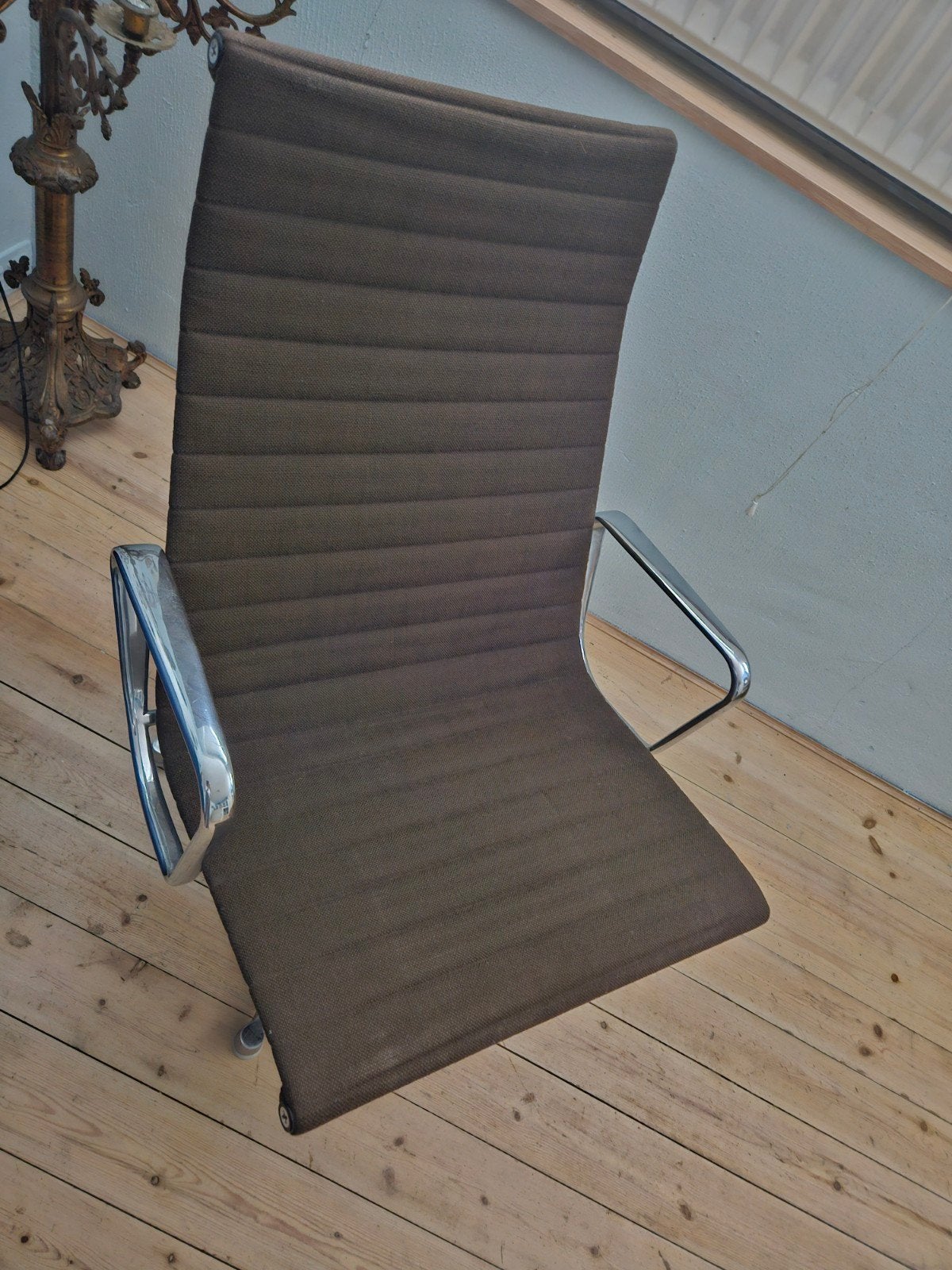 Eames aluminium group EA 117 van Charles en Ray Eames, Ophalen, Gebruikt, Bruin, Stof