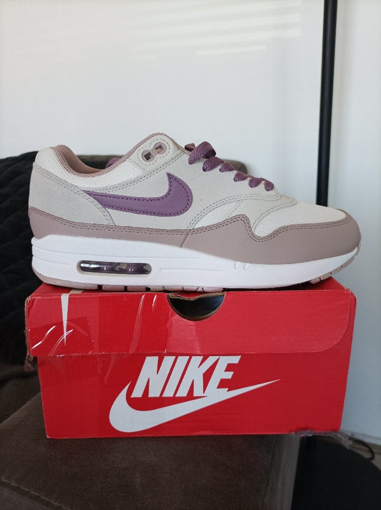 Nike Air Max 1 'Light Bone Violet Dust' maat 41, Overige kleuren, Nike, Nieuw, Ophalen of Verzenden