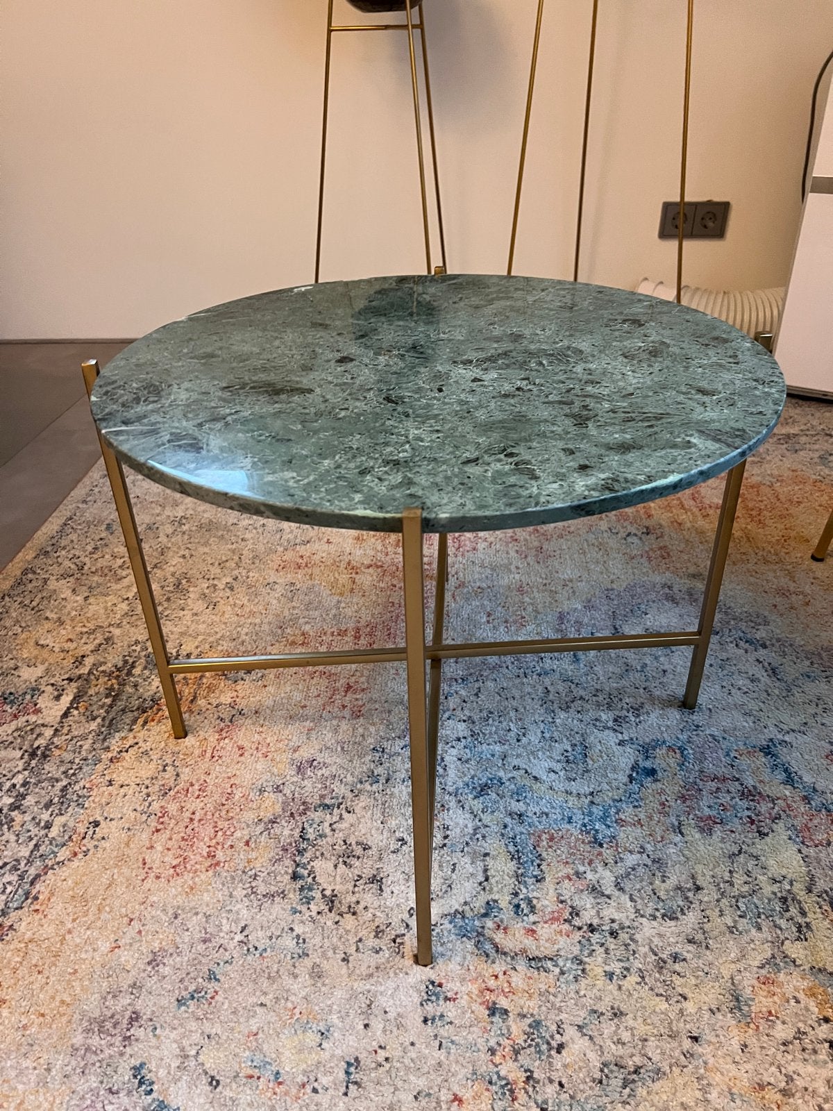 Ronde salontafel met groen marmeren blad en gouden onderstel, Ophalen, Minder dan 50 cm, Rond, Zo goed als nieuw