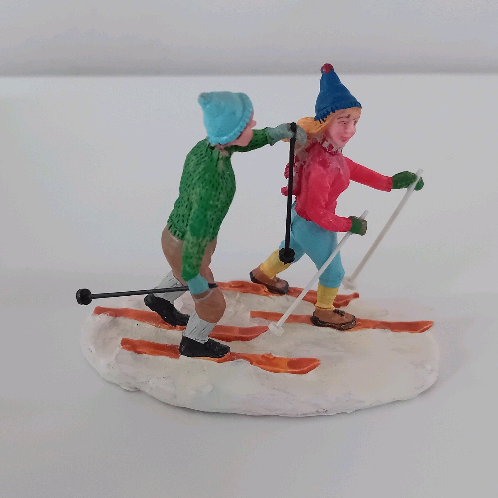 Lemax cross country skiers, retired, Lemax figuur Kerstdorp, Diversen, Kerst, Ophalen of Verzenden