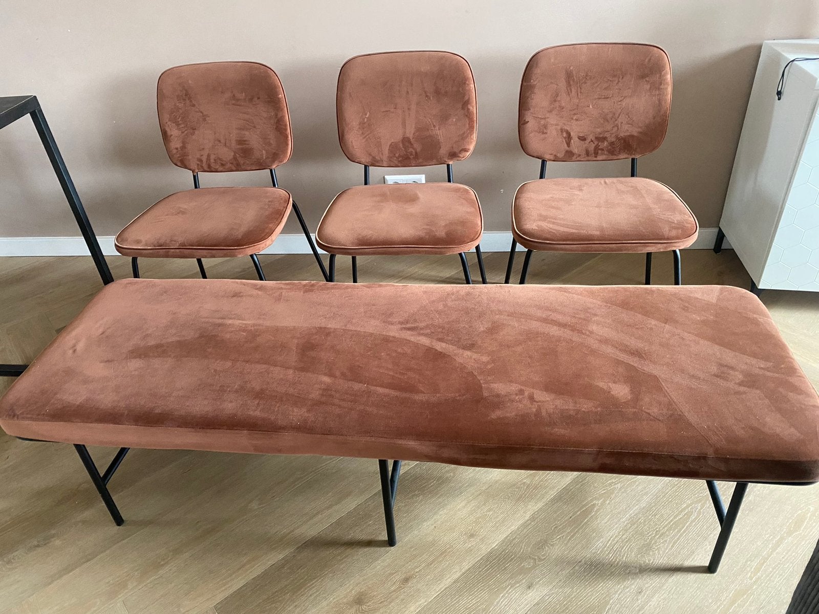 House Doctor eetkamerbank & 3 stoelen roestkleur velvet, Ophalen, Gebruikt, Drie, Metaal