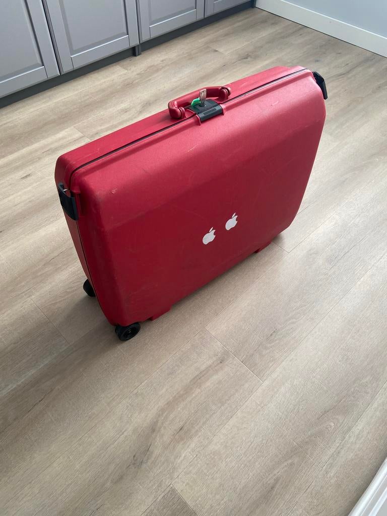 Samsonite koffer - Rood met Apple logo, Sieraden, Tassen en Uiterlijk, Koffers, Gebruikt, Hard kunststof, 45 tot 55 cm, Slot