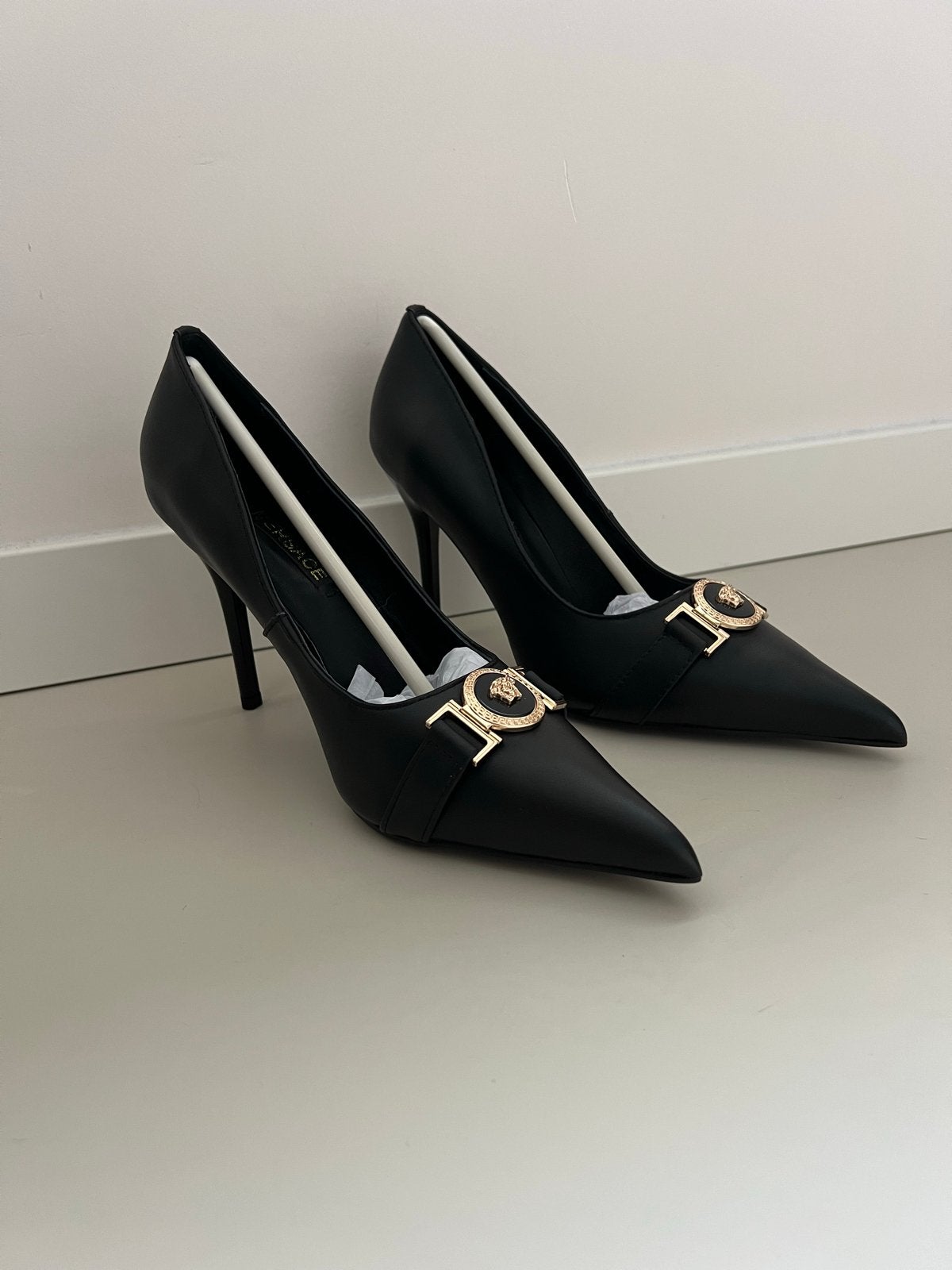 Versace Pumps Zwart Nieuw, Kleding | Dames, Ophalen of Verzenden, Nieuw, Zwart, Pumps