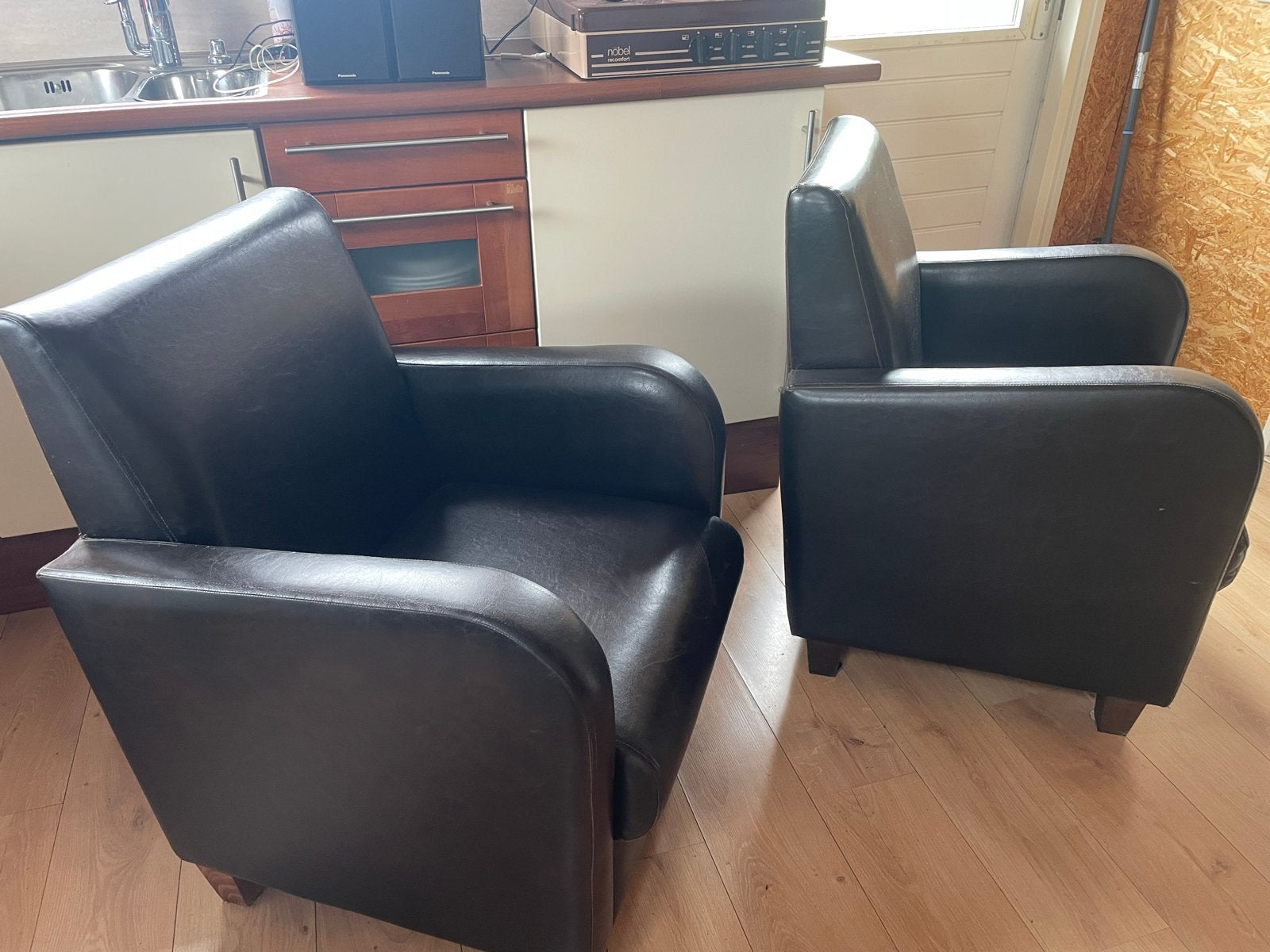 Twee comfortabele bruine fauteuils leatherlook, Ophalen, Gebruikt, Twee, Bruin