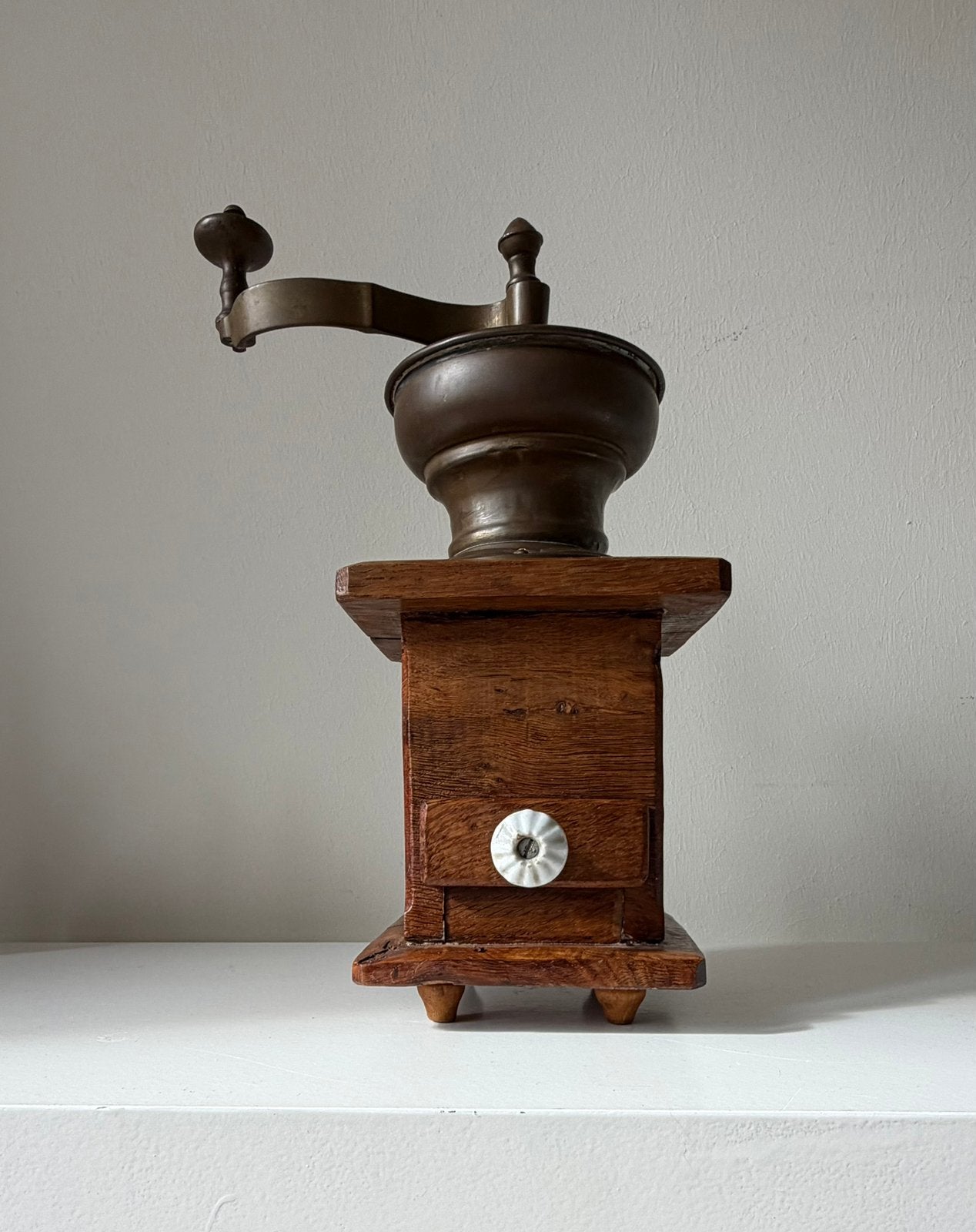 Houten hand koffiemolen. Extra groot., Antiek en Kunst, Ophalen of Verzenden