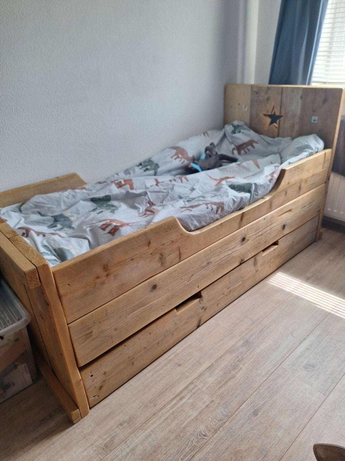 Stevig houten bed met handige schuiflade, Ophalen, Gebruikt, Eenpersoons, Bruin