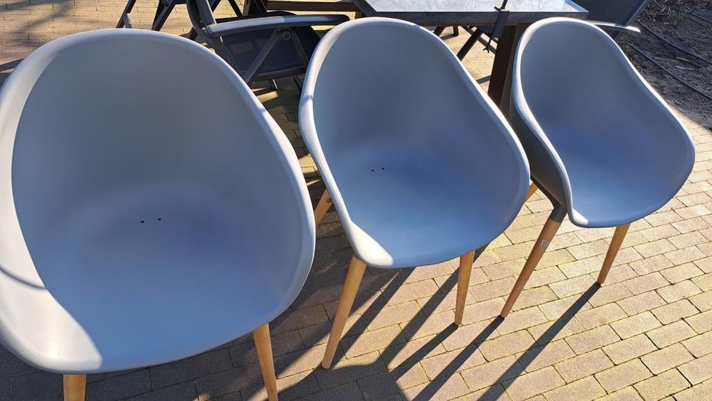 Set van 3 grijze tuinstoelen met houten poten, Tuin en Terras, Tuinstoelen, Ophalen, Gebruikt