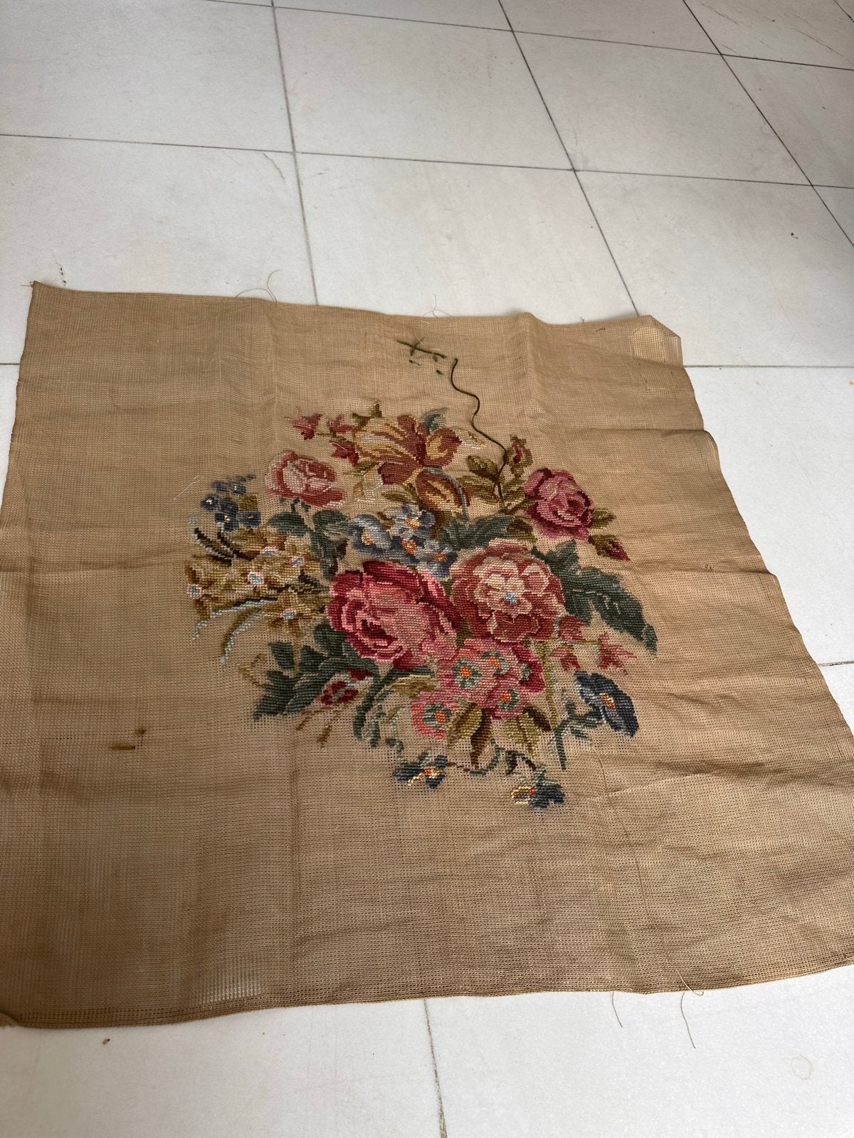 Mooi oud borduurwerk met bloemenpatroon en garen, Hobby en Vrije tijd, Ophalen of Verzenden, Gebruikt, Handborduren, Overige typen