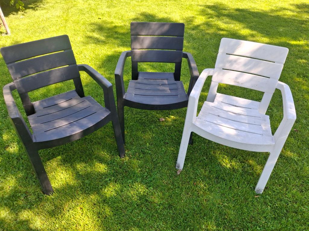 3 gratis stapelbare stoelen (2x grijs, 1x wit), Ophalen of Verzenden, Gebruikt, Plastic, Stapelbaar