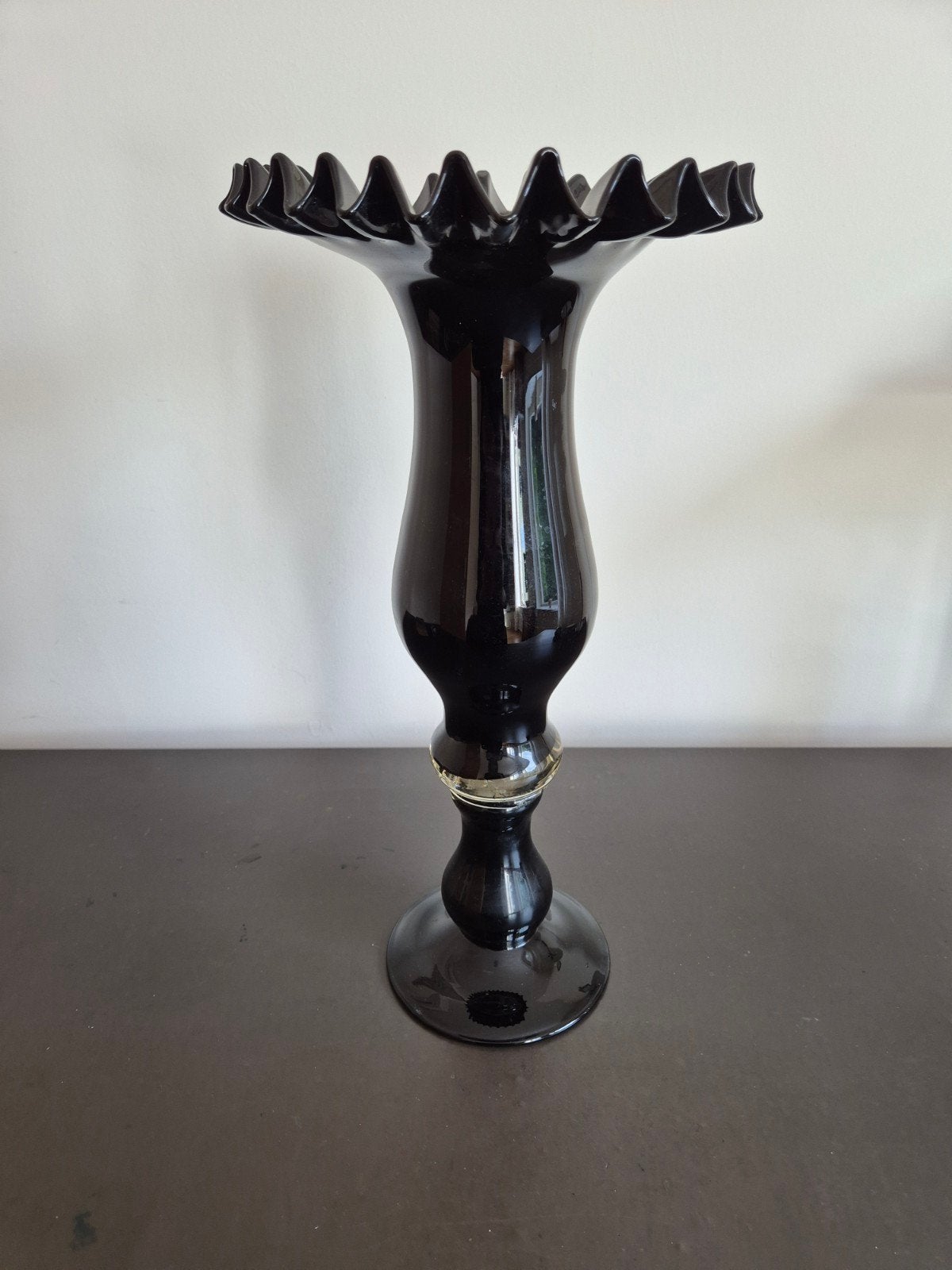 Zwarte glazen vaas op voet, ca. 40 cm hoog, Huis en Inrichting, Woonaccessoires | Vazen, Ophalen, Gebruikt, Zwart, Glas