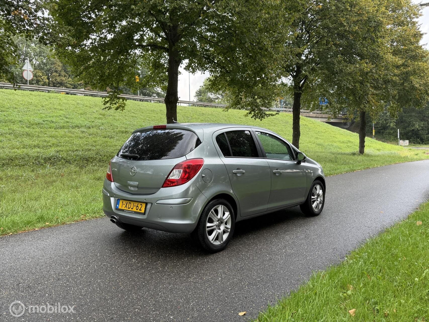 Opel Corsa 1.2-16V Design Edition*AUT*STUUR/STOELVERWARMING, Gebruikt, 4 cilinders, 49 €/maand, Origineel Nederlands