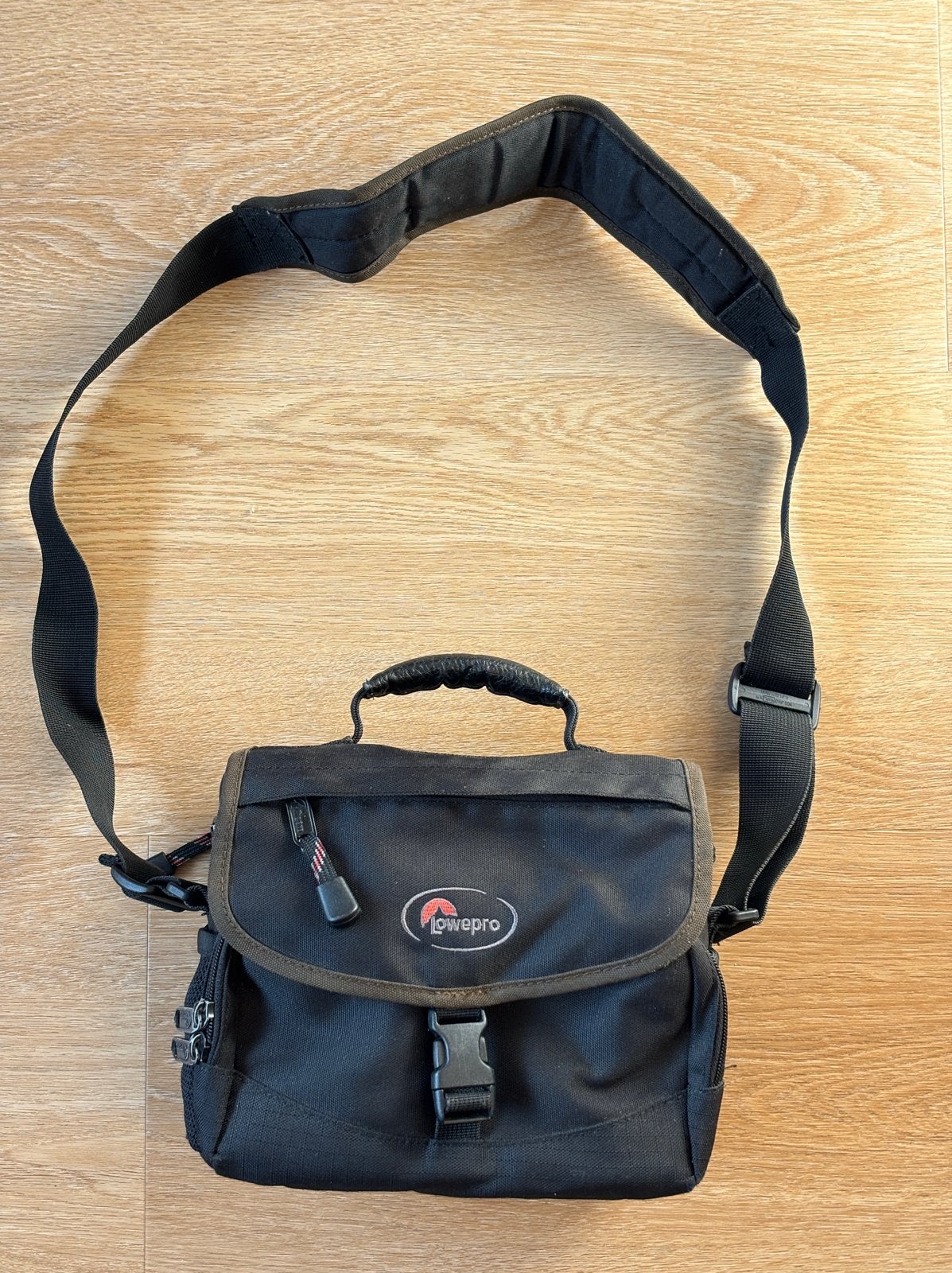 Lowepro Nova 1 Cameratas - Compact en Beschermend, Audio, Tv en Foto, Gevoerd, Ophalen of Verzenden, Zwart, Schoudertas