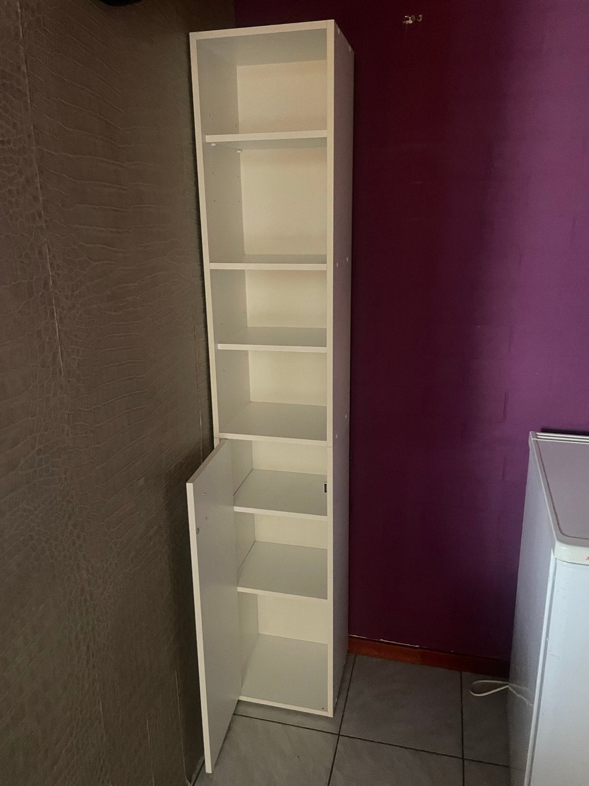 Witte smalle kast met planken en deurtje, Huis en Inrichting, Ophalen, Overige materialen, Minder dan 50 cm, Gebruikt