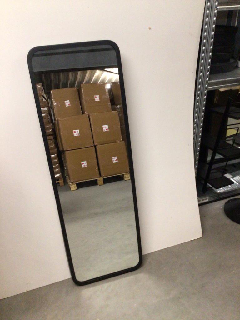 Passpiegel met zwarte rand, Ophalen