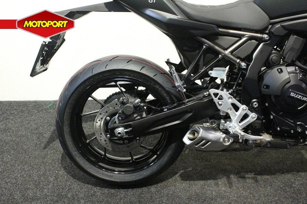 Suzuki GSX GSX-8T, Bedrijf, Naked bike