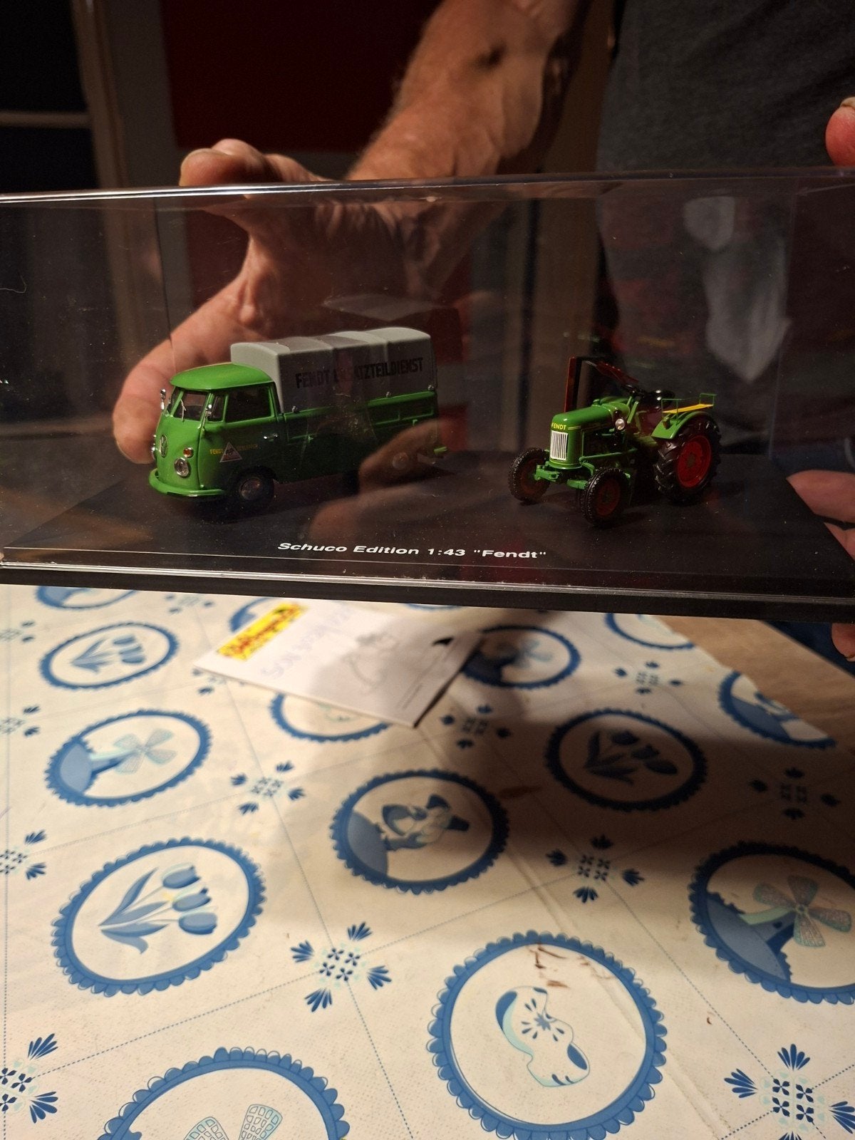 Schuco Edition 1:43 Fendt VW model met tractor, Hobby en Vrije tijd, Modelbouw | Auto's en Voertuigen, Overige merken, 1:32 tot 1:50