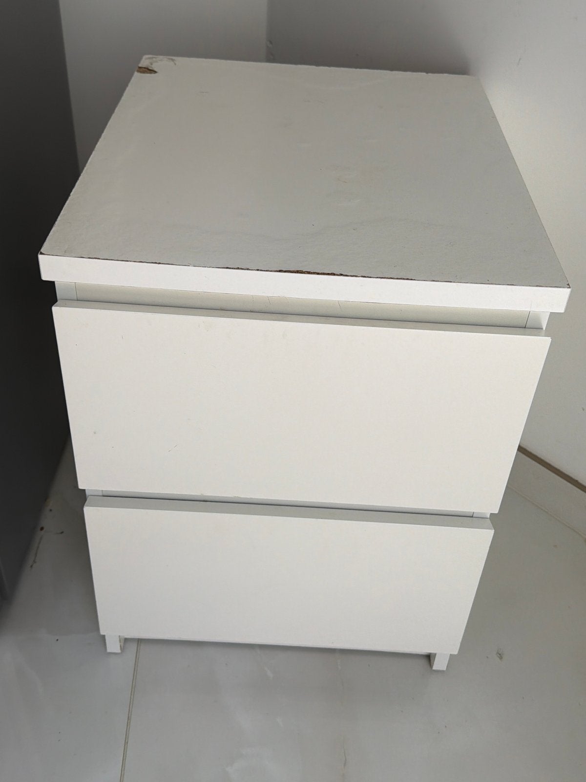 Wit nachtkastje met twee lades, Ophalen, Gebruikt, Minder dan 45 cm, 55 tot 70 cm