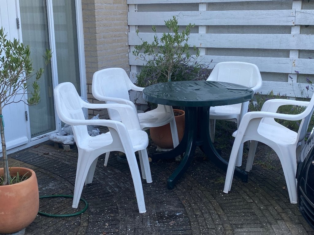 Een ronde tafel met 4 stoelen., Tuin en Terras, Tuinsets en Loungesets, 4 zitplaatsen, Kunststof, Ophalen of Verzenden, Zo goed als nieuw
