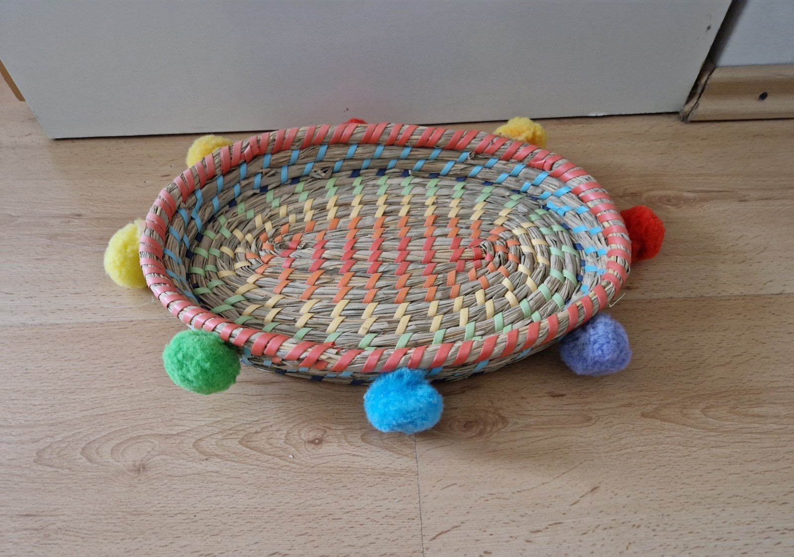 mandje mand kleuren schaal pompons rotan regenboog boho, Ophalen of Verzenden, Gebruikt, Rond, Riet