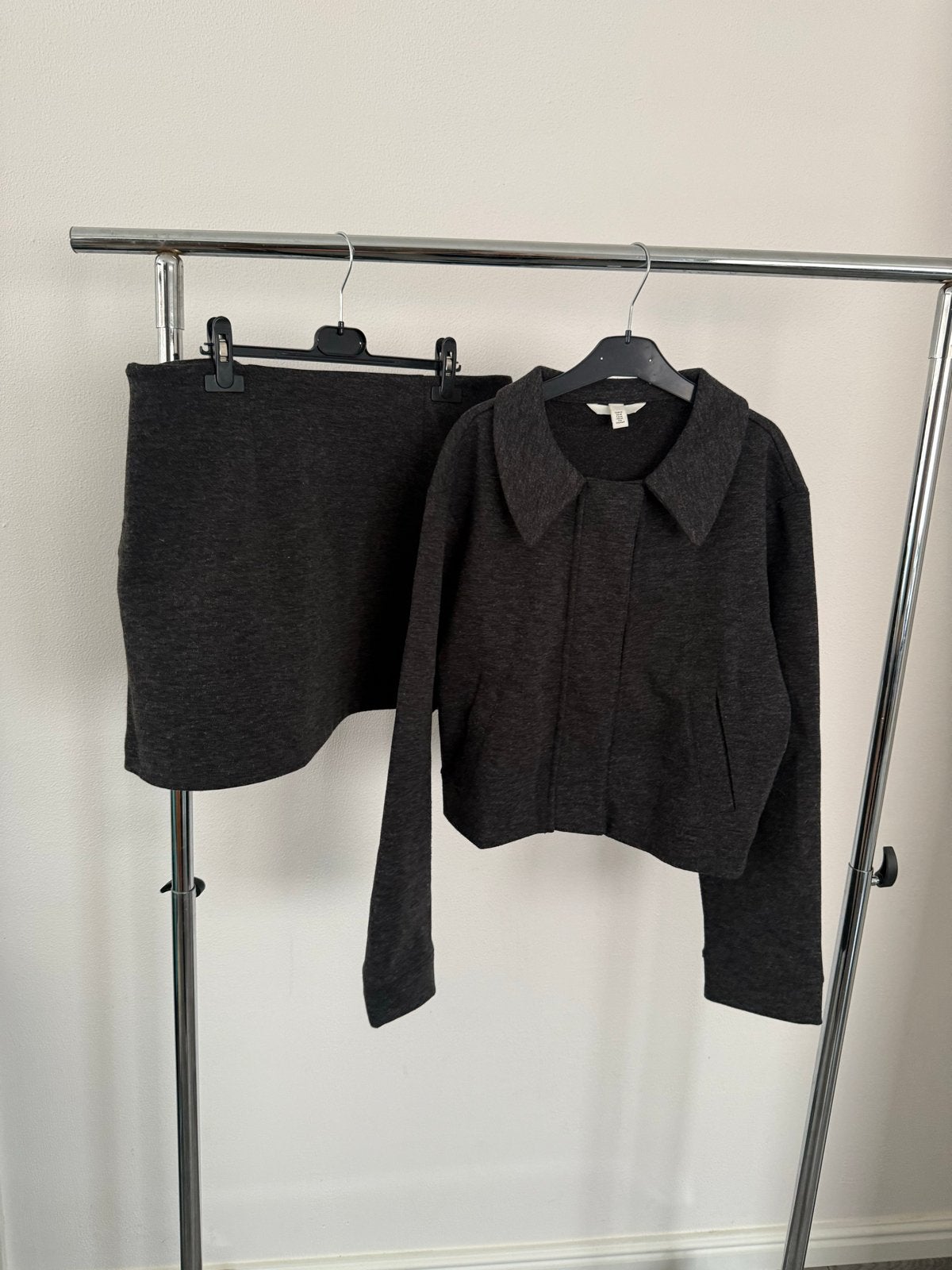 H&M Grijs 2-delig Setje: Rok (L) & Vest (M) - Valt Groot, Kleding | Dames, Jasjes, Kostuums en Pakken, Gedragen, Kostuum of Pak