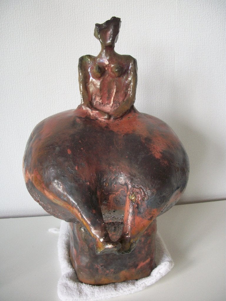 Keramiek Beeld - Dikke Billen Dame op Zuil - Bruin - Nieuw, Ophalen of Verzenden, 20 - 50 cm, Steen of Keramiek, Beeld