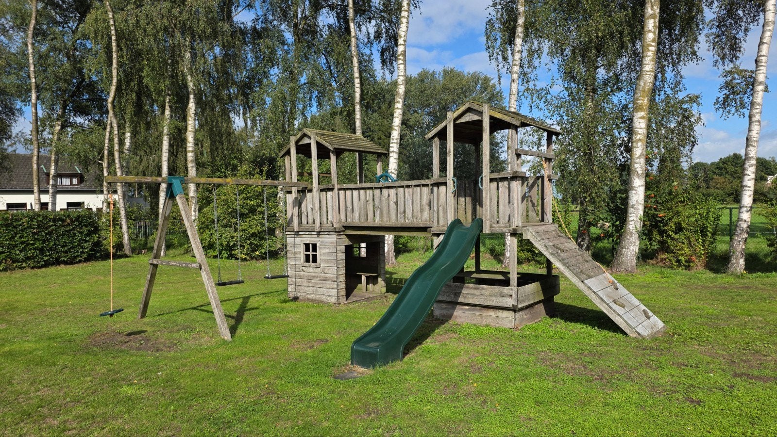 Groot houten speelhuis met glijbaan en schommels, Kinderen en Baby's, Ophalen, Gebruikt, Glijbaan