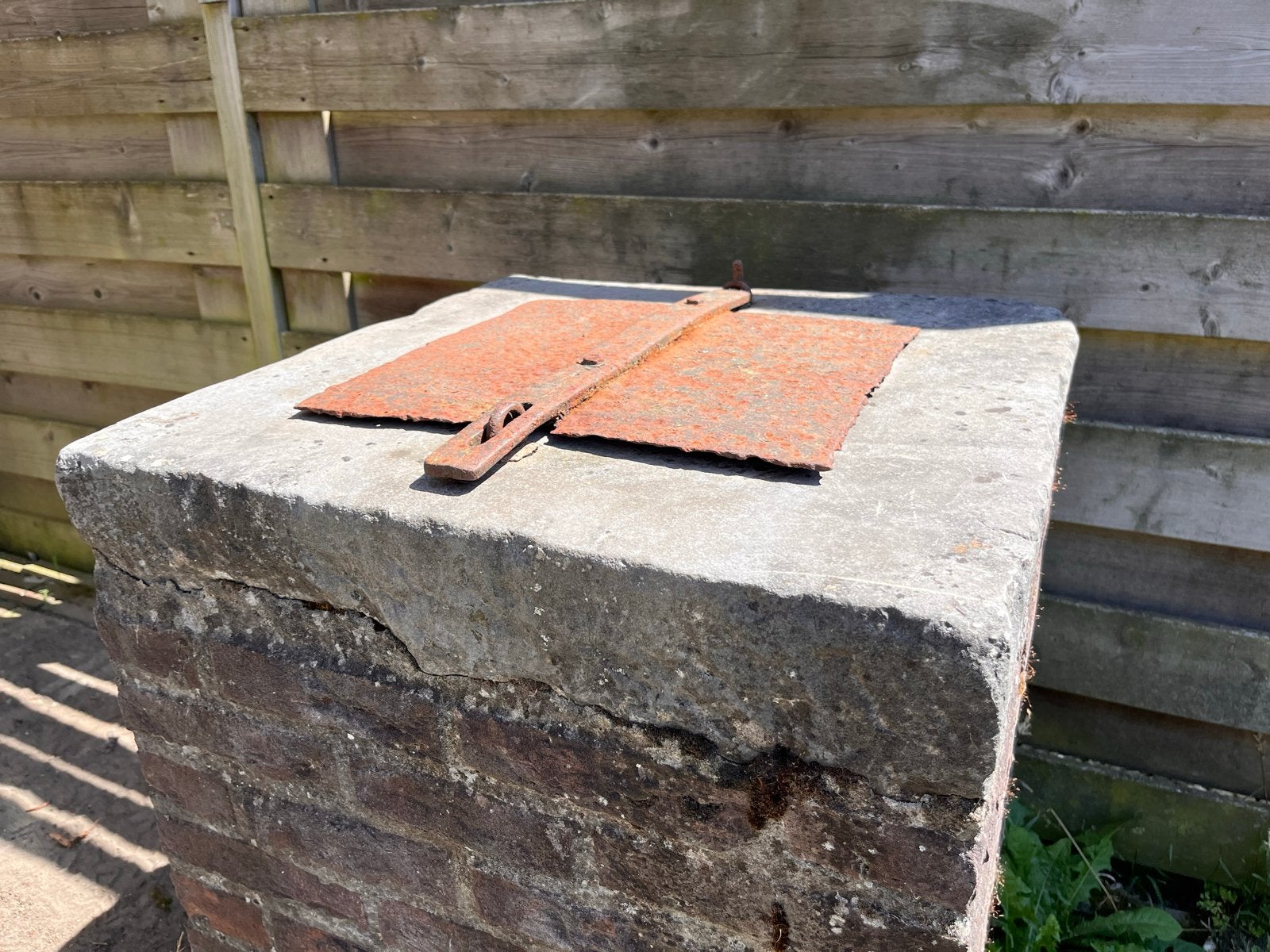 Oude natuursteen afdekplaat met deksel voor waterput, Tuin en Terras, Ophalen, Gebruikt