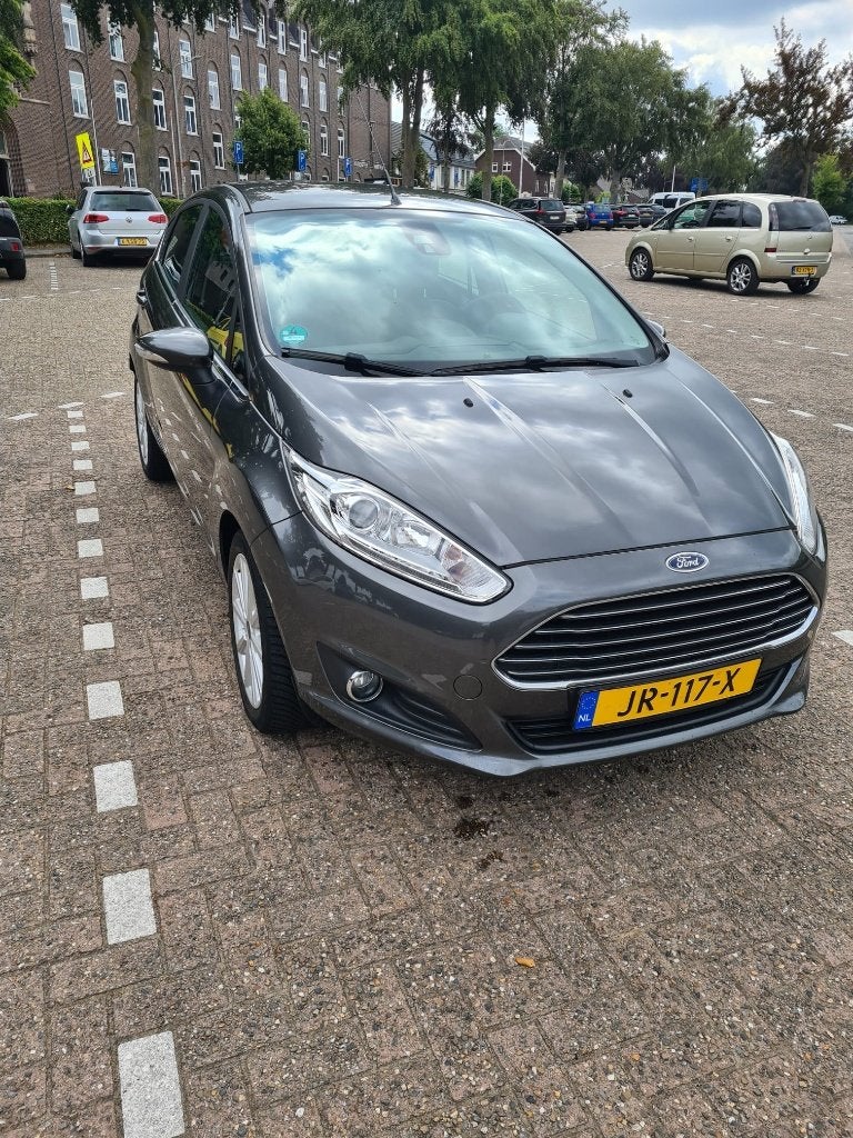 Ford Fiësta 1.0 74KW/101PK 5D 2016  titanium metallic, Auto's, Voorwielaandrijving, Zwart, 23 km/l, Origineel Nederlands