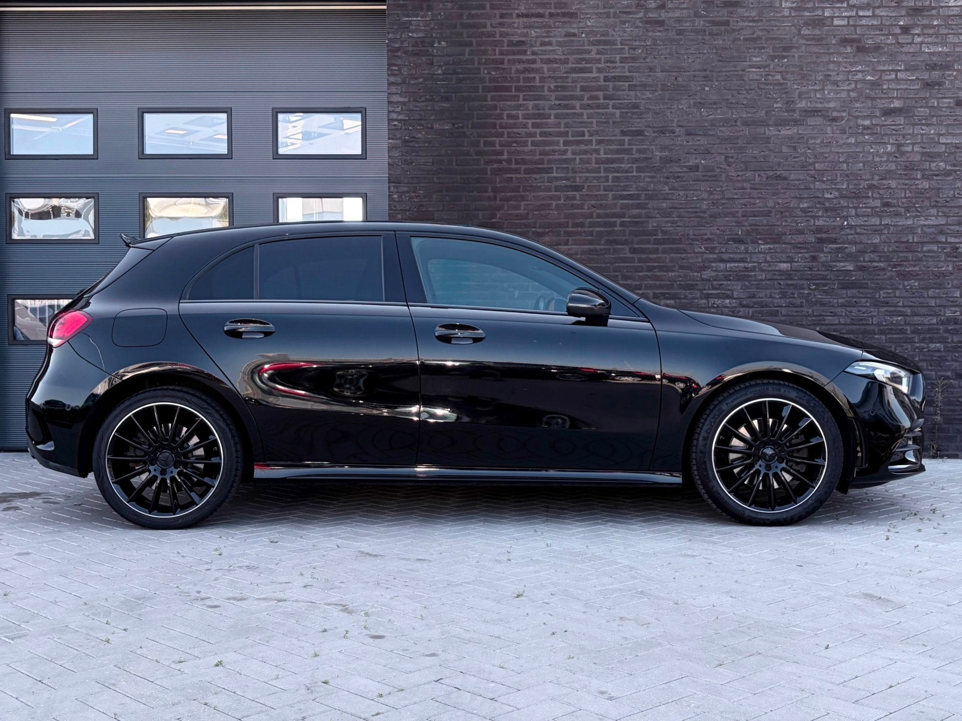 Mercedes-Benz A-klasse A250 e AMG |PANO|BURM|BTW|NIGHT, Auto's, Gebruikt, 4 cilinders, 15 kWh, Zwart