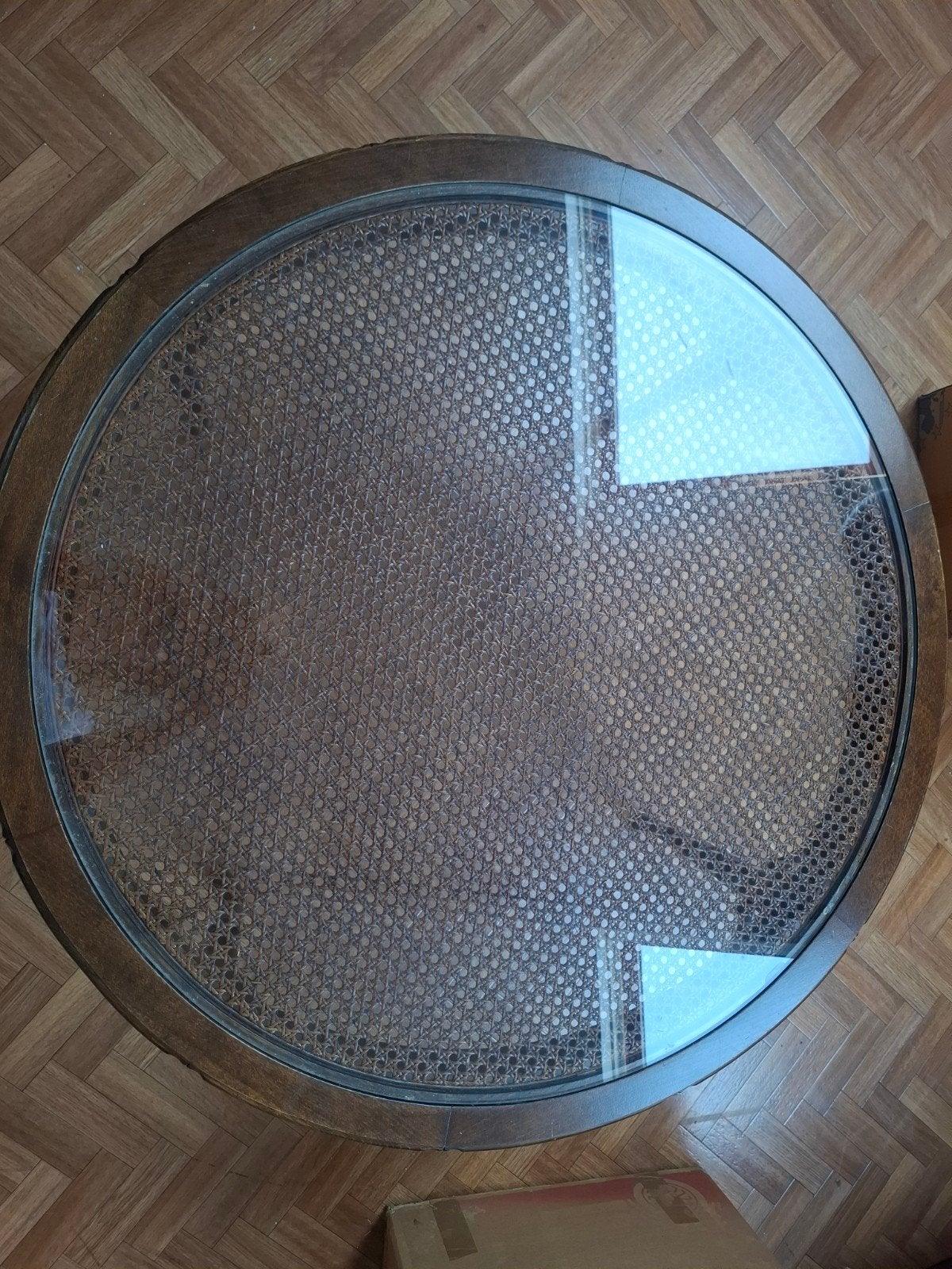 Ronde houten salontafel met glasplaat en rotan, Huis en Inrichting, Ophalen, Gebruikt, 50 tot 100 cm, Rond