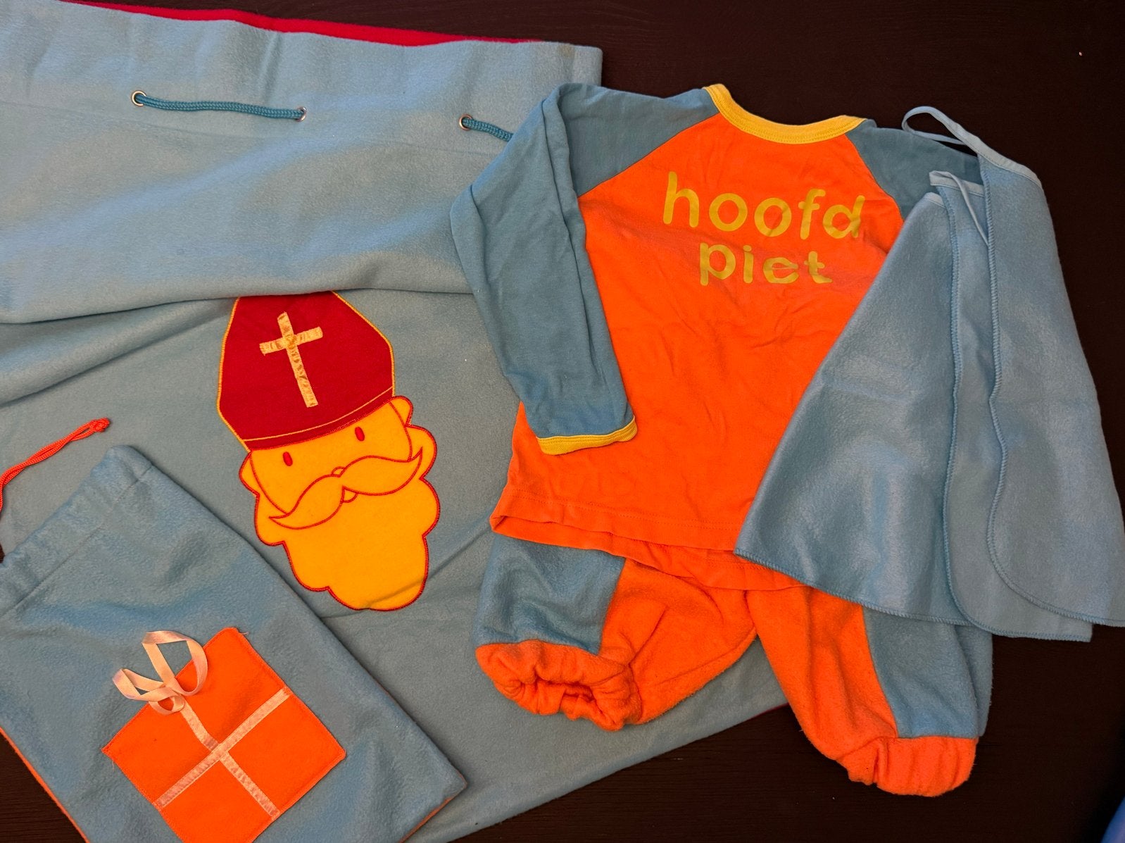 Pietenpak Sinterklaas 110/116 met cape en zakken, Ophalen of Verzenden, Gebruikt, Jongen of Meisje, Setje