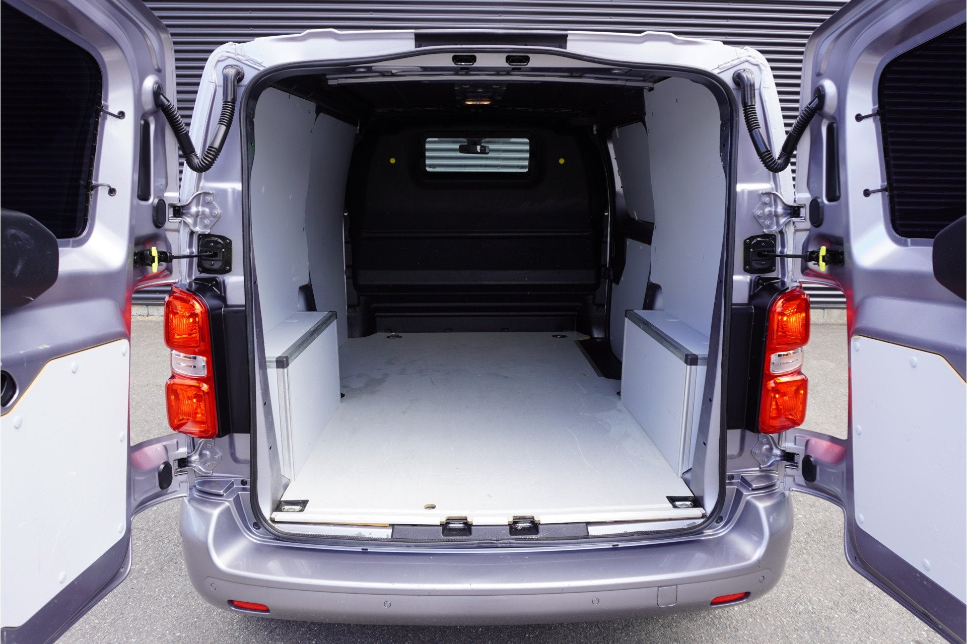 Opel Vivaro 180pk Automaat L2 MARGE Navigatie Camera Head-up, Lichtsensor, Gebruikt, 4 cilinders, 2500 kg