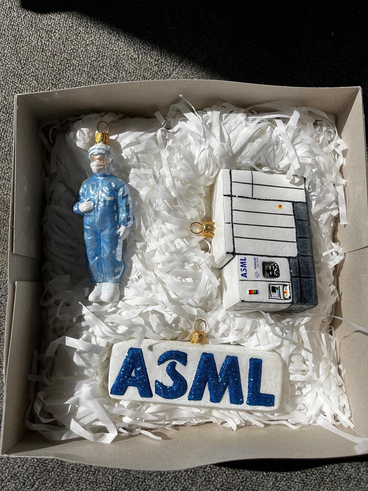 ASML kerst ballen, Ophalen