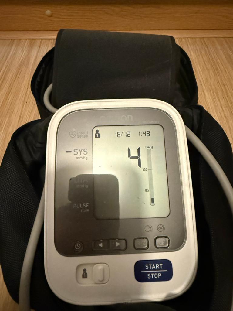Omron M6 Comfort Bloeddrukmeter, Ophalen of Verzenden, Zo goed als nieuw, Overige typen
