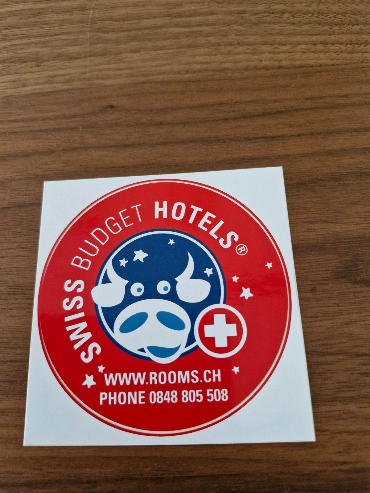 10752 Swiss Budget Hotels Sticker - Koe met Zwitserse vlag, Ophalen of Verzenden, Nieuw, Sticker