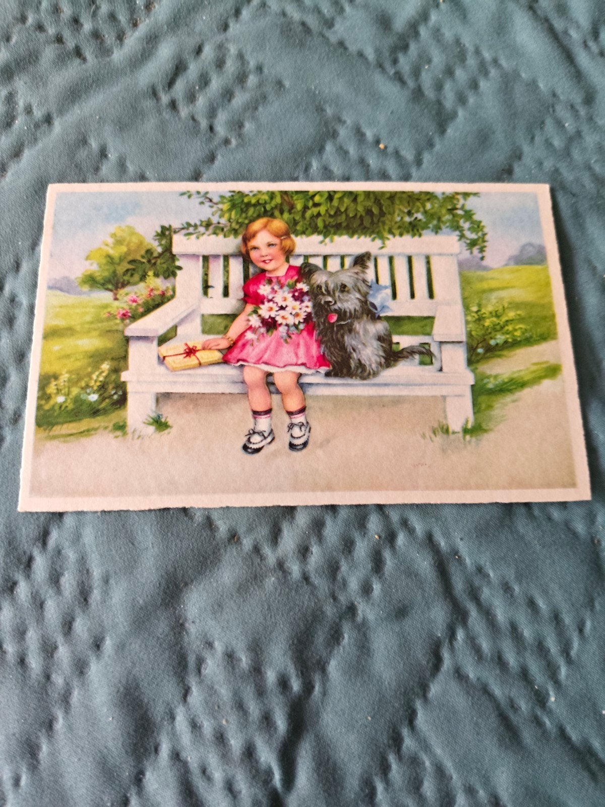 Vintage Ansichtkaart Meisje met Hond en Bloemen, Ophalen of Verzenden, 1940 tot 1960, Ongelopen, Kinderen
