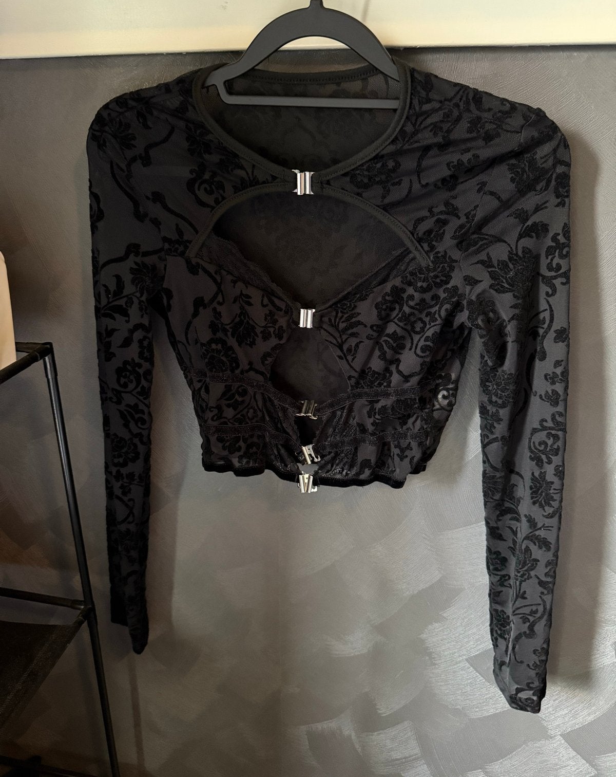 Zwarte crop top met print, Zwart, Ophalen of Verzenden, Zo goed als nieuw, Lange mouw