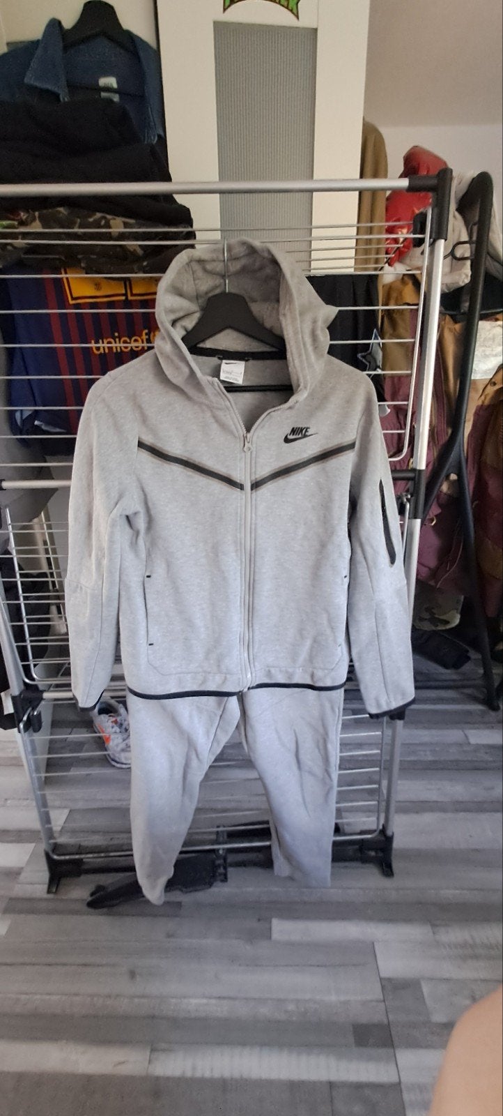 Nike Tech Joggingpak Grijs Maat 146-158, Kinderen en Baby's, Kinderkleding | Maat 152, Gebruikt, Jongen of Meisje, Ophalen of Verzenden