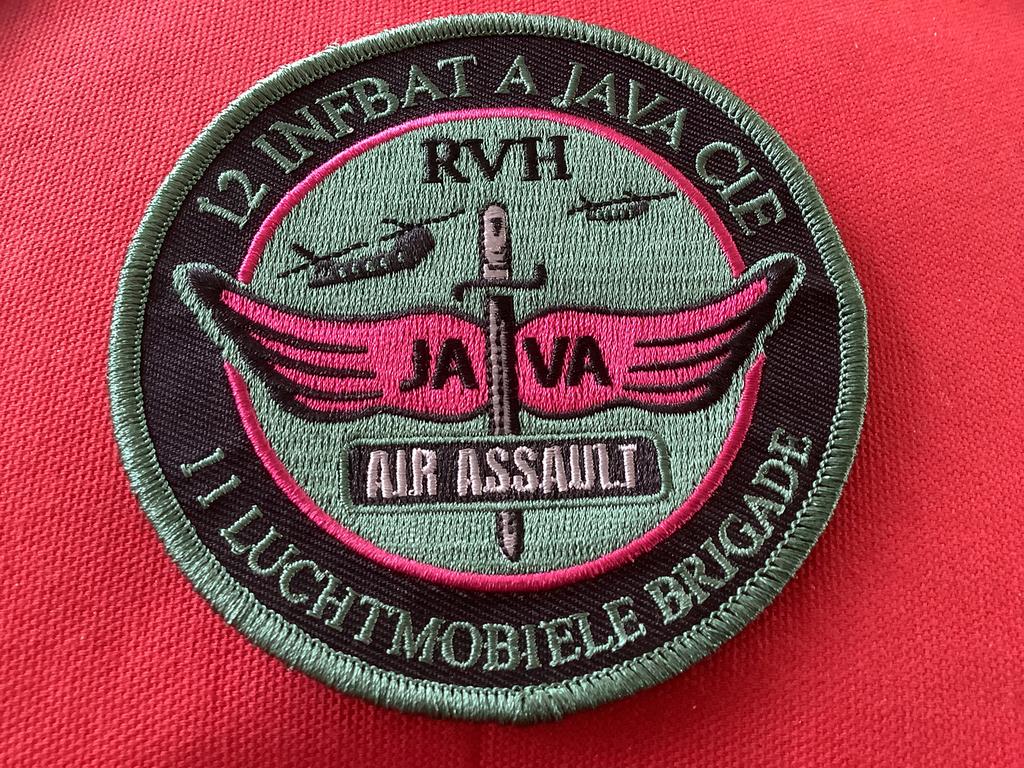 Badge van de 11 Luchtmobiele Brigade in Java met velcro, Verzamelen, Militaria | Algemeen, Ophalen of Verzenden, Landmacht, Nederland
