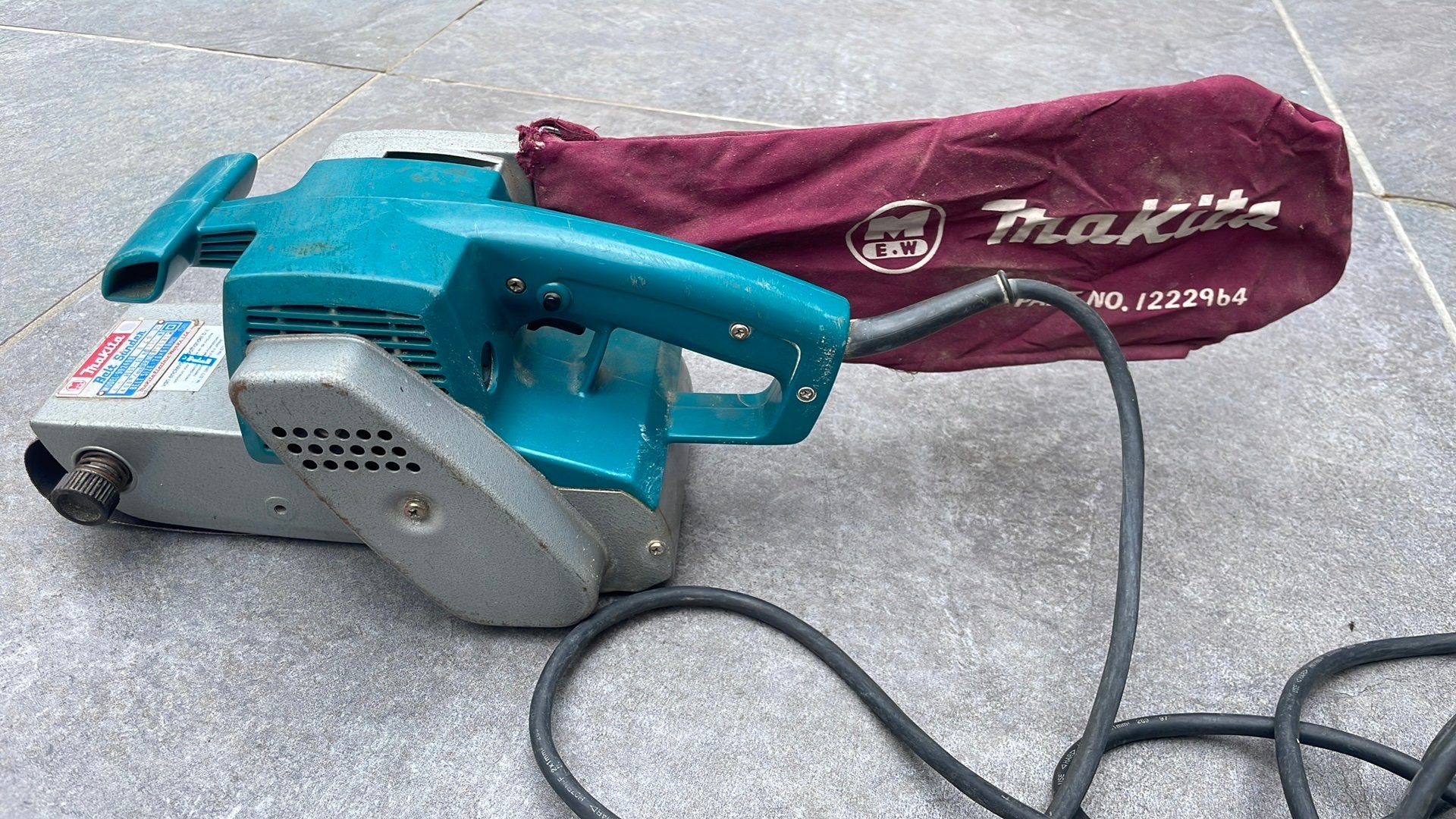 Makita Bandschuurmachine - Krachtig en Betrouwbaar, Ophalen, Gebruikt, 600 tot 1200 watt, Bandschuurmachine