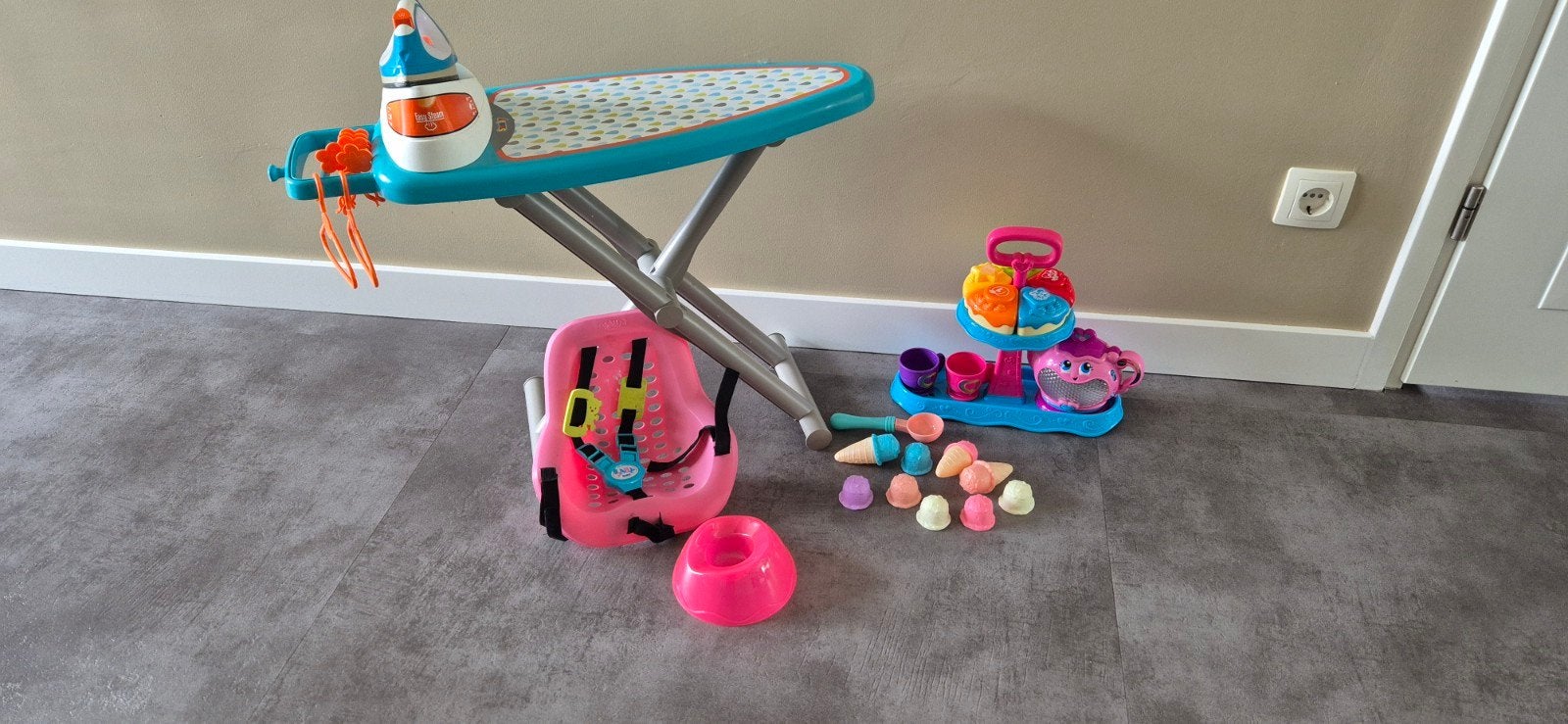 Strijkplank, kinderstoel en ijssalon speelgoedset, Ophalen, Gebruikt, Jongen of Meisje