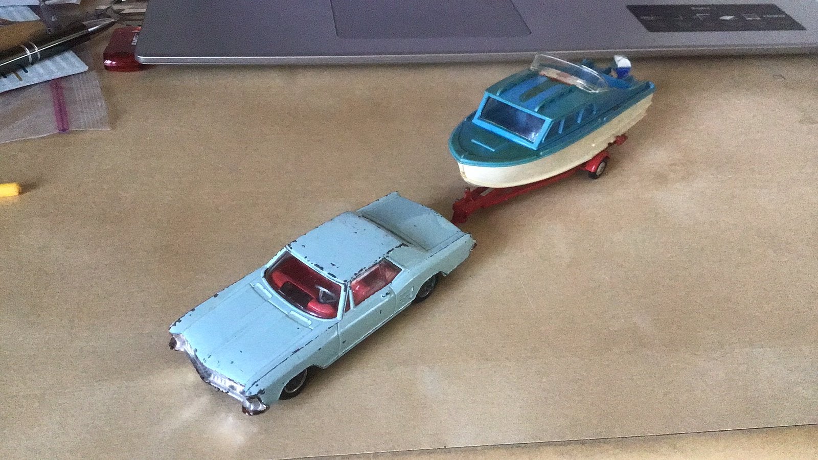 CORGI TOYS DOLPHIN 20  4 BERTH CRUISER+ TRAILER+ BUICK UNIEK, Hobby en Vrije tijd, Modelauto's | 1:43, Ophalen of Verzenden, Zo goed als nieuw