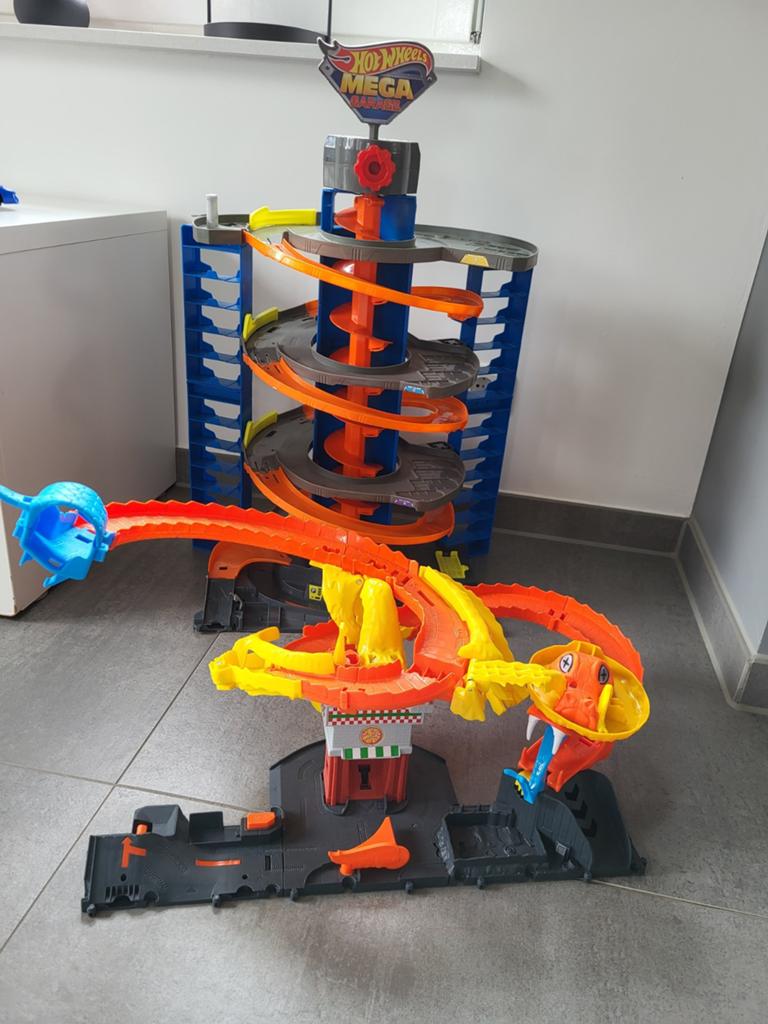 Hotwheels mega garage en cobra speelset, Ophalen of Verzenden, Zo goed als nieuw, Handmatig, Hot Wheels