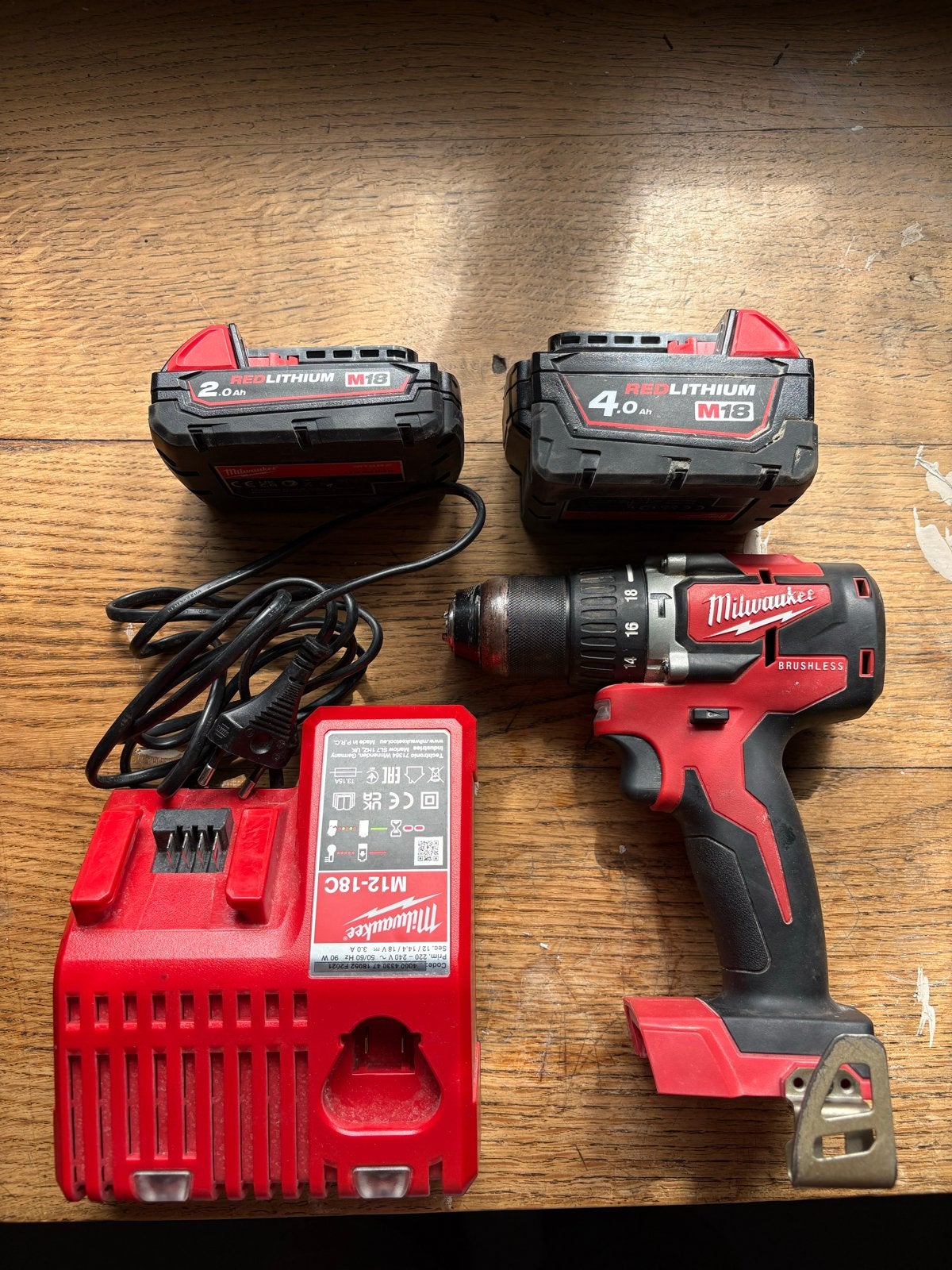 Milwaukee M18 Boor-/Schroefmachine met Accu's en Lader, Variabele snelheid, Ophalen of Verzenden, Boor- en Schroefmachine, Gebruikt