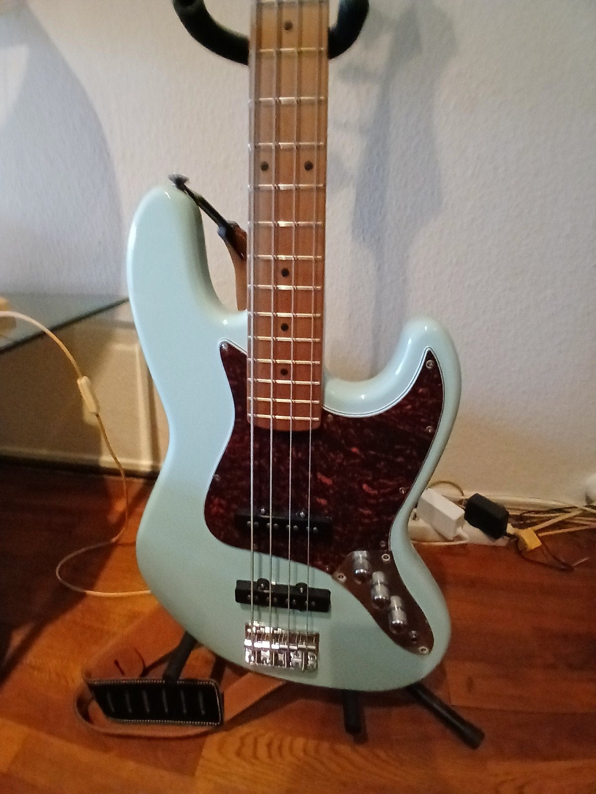 Stijlvolle lichtblauwe basgitaar - Zo goed als nieuw, Muziek en Instrumenten, Ophalen, Zo goed als nieuw, Elektrisch