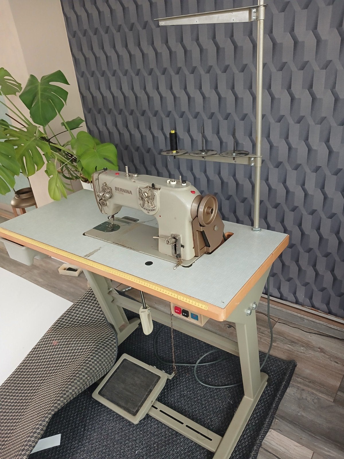 Industriele bernina naaimachine., Hobby en Vrije tijd, Naaimachines en Toebehoren, Ophalen, Naaimachine, Bernina