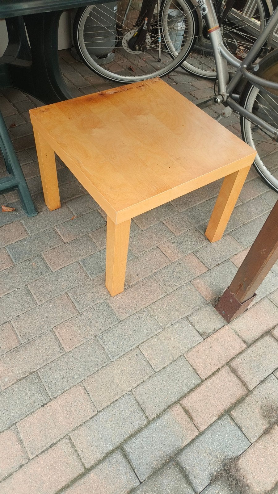 Gratis houten tafeltje, Huis en Inrichting, Gebruikt, Vierkant, 55 tot 75 cm, Hout